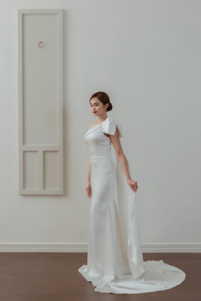 Váy cưới trơn lệch vai suông nhẹ đính nơ trên vai (CD-L13)