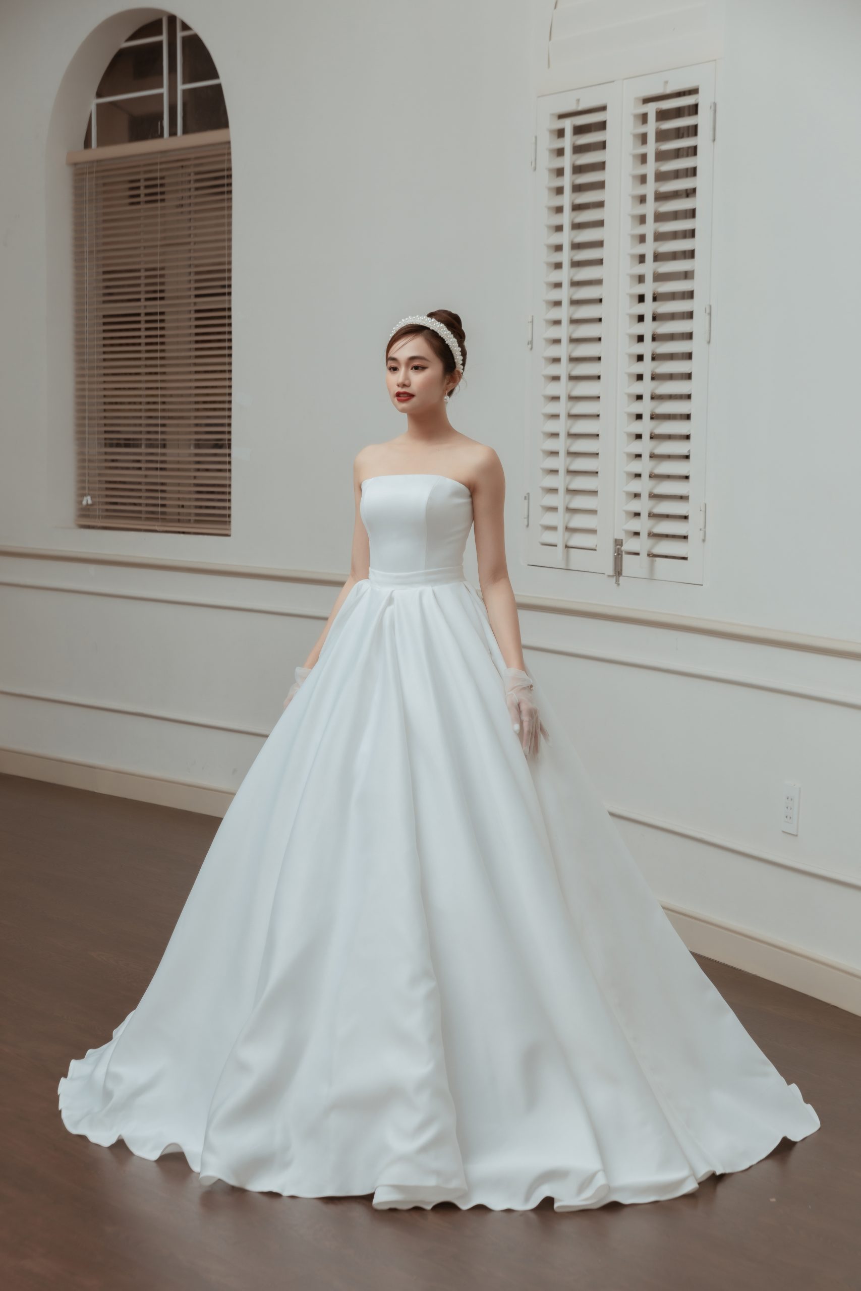 10 Váy cưới trơn đơn giản cho tiệc cưới hiện đại hân hoan  Nicole Bridal