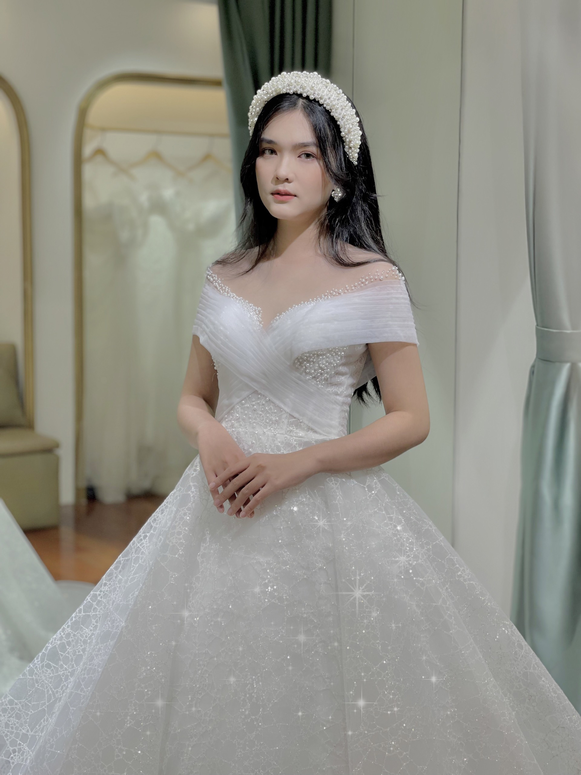 Váy cưới trễ vai vạt chéo voan lưới đính kết ngọc trai lấp lánh xòe lớn (PDPL-BL29)