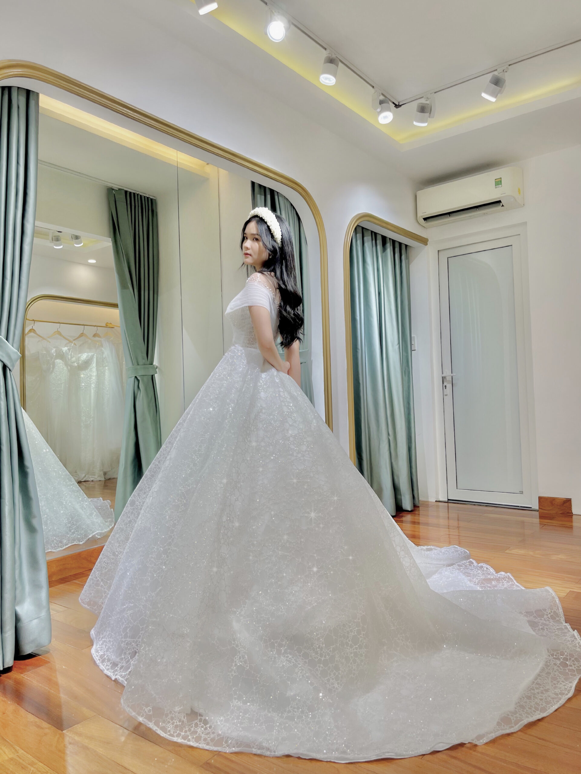 Váy cưới tay dài đính kết hoa vai phồng lấp lánh xòe lớn (PDPL-BL26) –  M.O.T Bridal – For Love, For Life