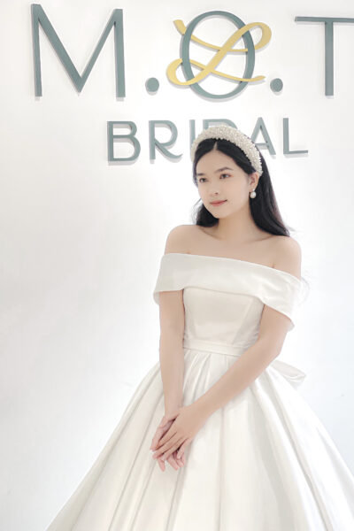 Váy cưới màu trắng bẹt vai ren tùng kim tuyến - VC33 - NiNiStore 2024