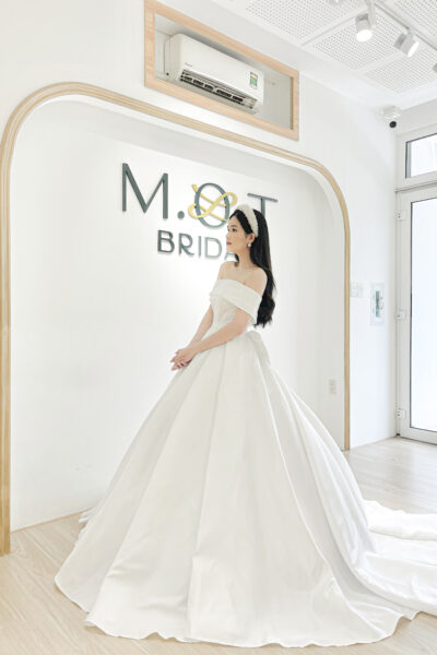 Váy cưới trễ vai vạt chéo voan lưới đính kết ngọc trai lấp lánh xòe lớn  (PDPL-BL29) – M.O.T Bridal – For Love, For Life