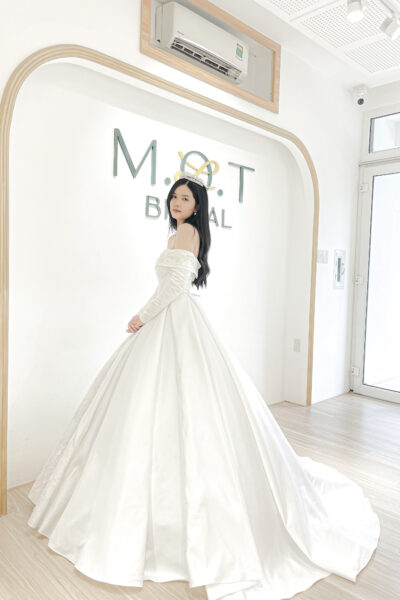 Ngô Thanh Vân mặc ba váy cưới - Ngôi sao